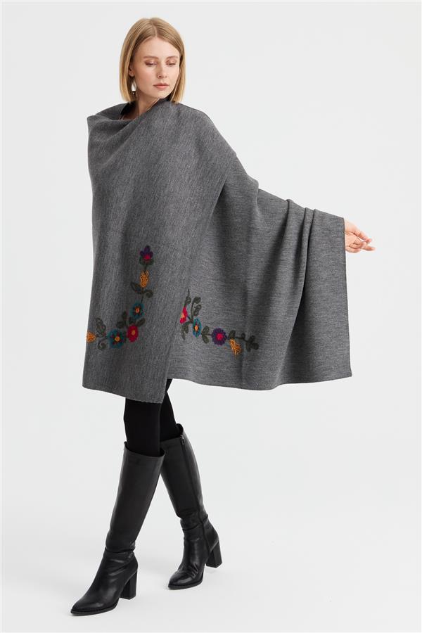 Женская угловая шаль с вышивкой
