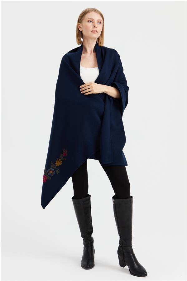 Женская угловая шаль с вышивкой