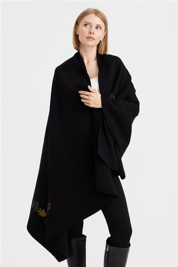 Женская угловая шаль с вышивкой