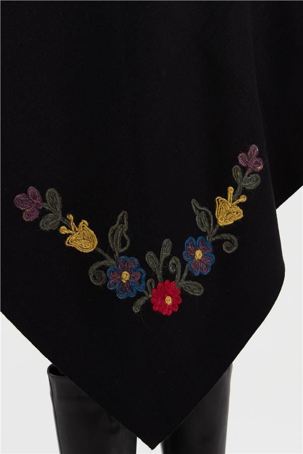 Женская угловая шаль с вышивкой