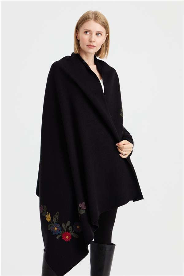 Женская угловая шаль с вышивкой