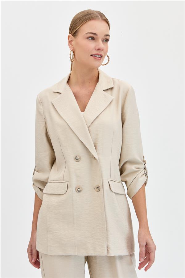 Женская двубортная модельная льняная куртка на пуговицах бежевого цвета