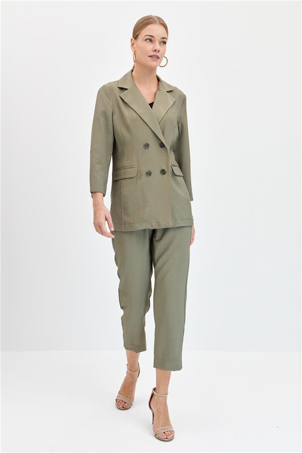 Женская двубортная модельная льняная куртка на пуговицах цвета хаки