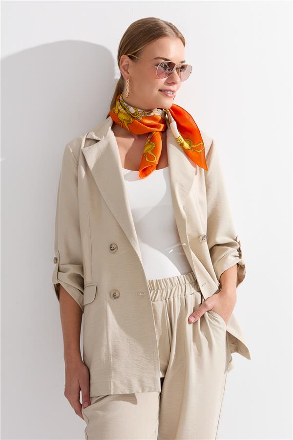 Женская двубортная модельная льняная куртка на пуговицах бежевого цвета