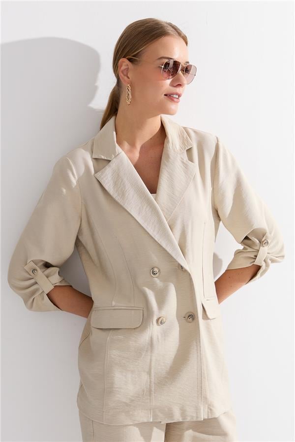 Женская двубортная модельная льняная куртка на пуговицах бежевого цвета