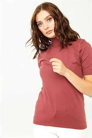 Женская блузка с водолазкой из лайкры сушеного розового цвета.