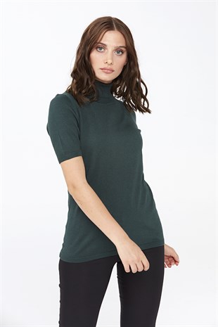 Женская блузка с водолазкой из лайкры зеленого цвета.