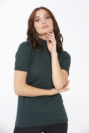 Женская блузка с водолазкой из лайкры зеленого цвета.