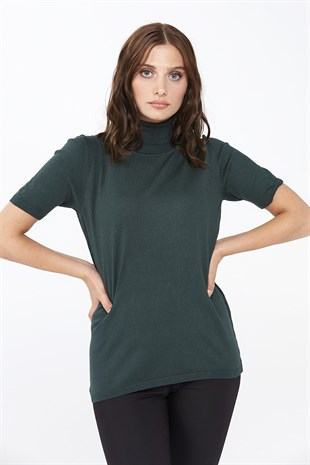 Женская блузка с водолазкой из лайкры зеленого цвета.