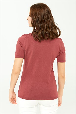 Женская блузка с водолазкой из лайкры сушеного розового цвета.