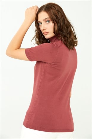 Женская блузка с водолазкой из лайкры сушеного розового цвета.