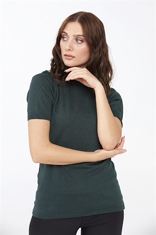 Женская блузка с водолазкой из лайкры зеленого цвета.