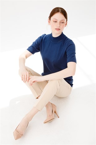 Женская блузка с высоким воротником из лайкры синего цвета