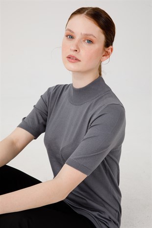 Женская блузка с высоким воротником из лайкры серая