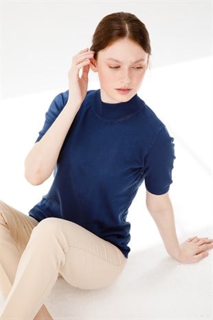 Женская блузка с высоким воротником из лайкры синего цвета