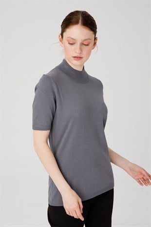 Женская блузка с высоким воротником из лайкры серая