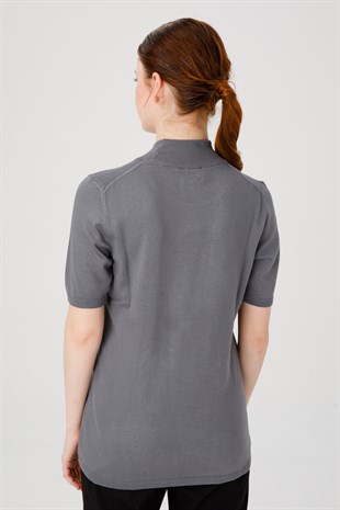 Женская блузка с высоким воротником из лайкры серая