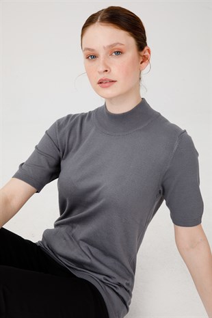 Женская блузка с высоким воротником из лайкры серая