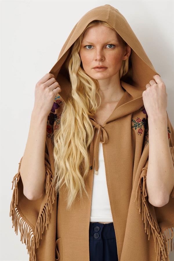 Kadın Omuzu Aplikeli Yanı Püsküllü Panço Camel