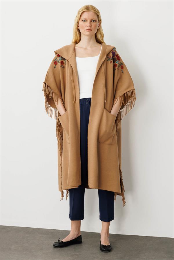 Kadın Omuzu Aplikeli Yanı Püsküllü Panço Camel