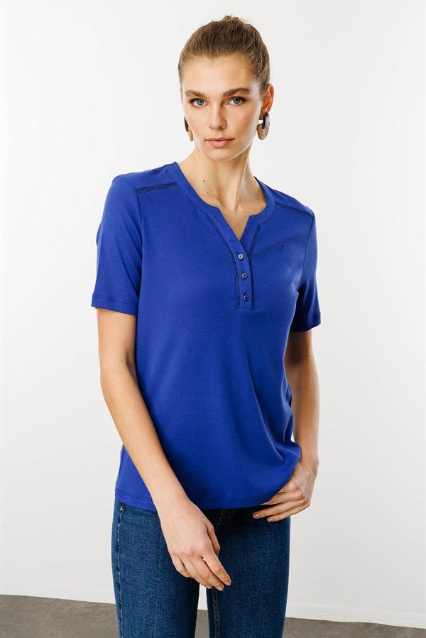 Kadın Omzu ve Yaka Kenarı İşlemeli Pamuklu Tshirt Saks