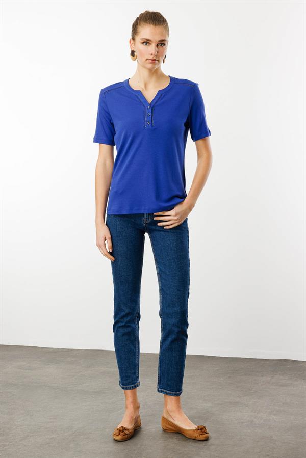 Kadın Omzu ve Yaka Kenarı İşlemeli Pamuklu Tshirt Saks