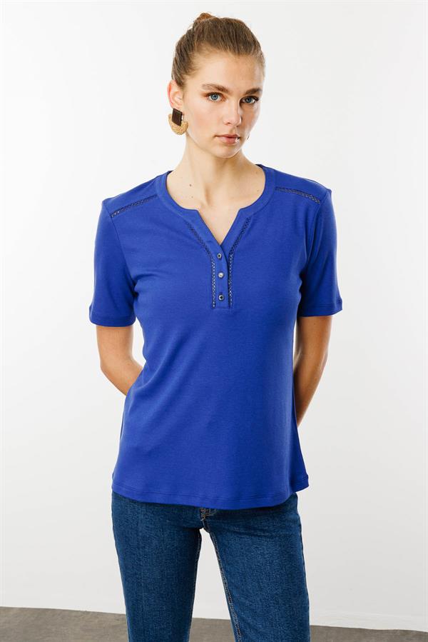 Kadın Omzu ve Yaka Kenarı İşlemeli Pamuklu Tshirt Saks