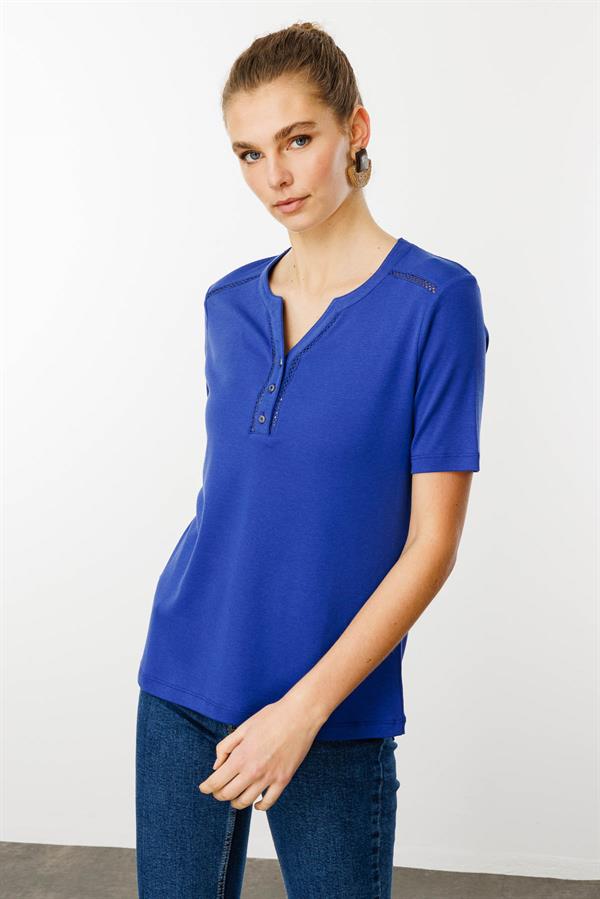 Kadın Omzu ve Yaka Kenarı İşlemeli Pamuklu Tshirt Saks