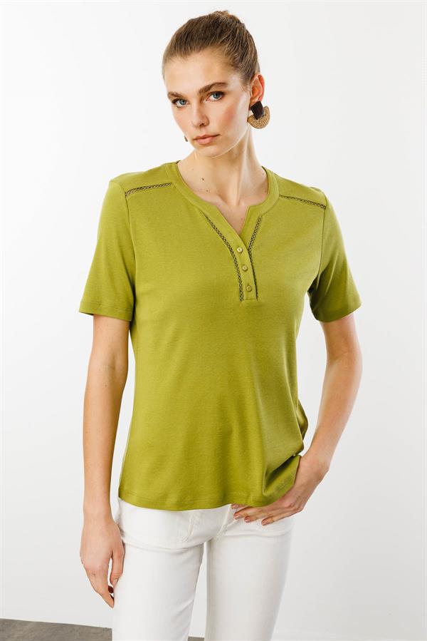 Женская хлопковая футболка с вышивкой на плечах и воротнике, зеленая