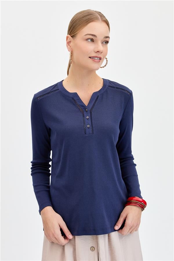 Женская хлопковая блузка с игольной вышивкой на плечах и воротнике