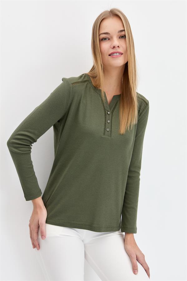 Женская хлопковая блузка с игольной вышивкой на плечах и воротнике