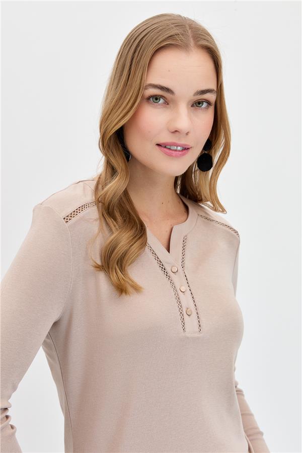 Женская хлопковая блузка с игольной вышивкой на плечах и воротнике