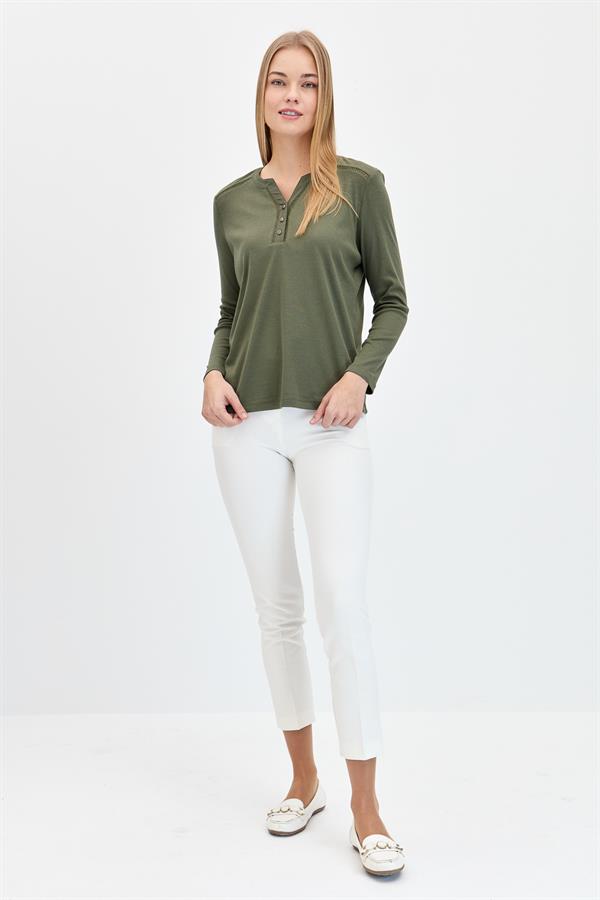 Женская хлопковая блузка с игольной вышивкой на плечах и воротнике