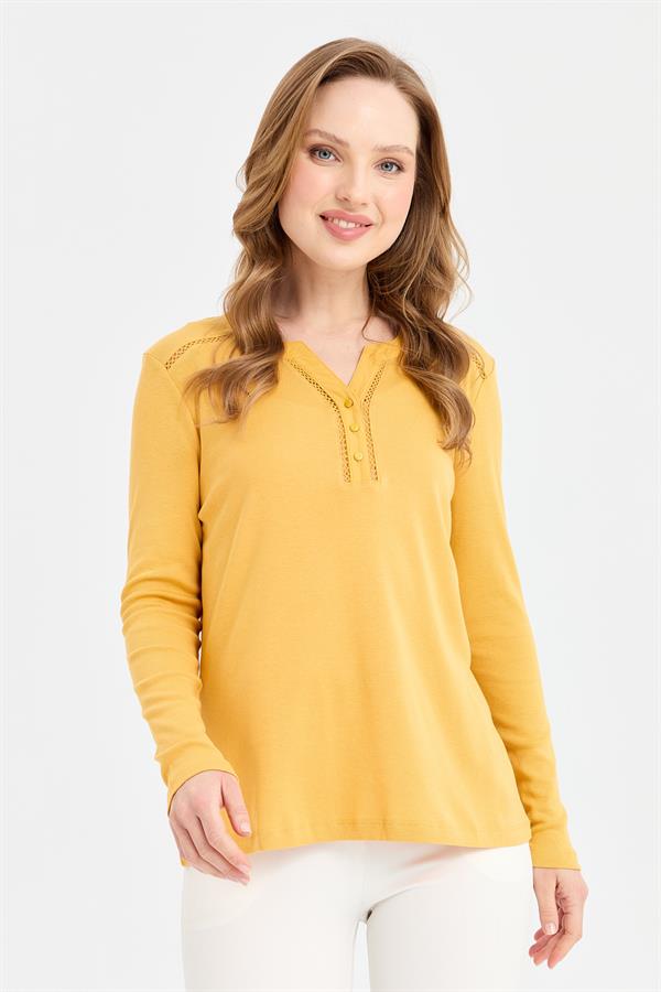 Женская хлопковая блузка с игольной вышивкой на плечах и воротнике