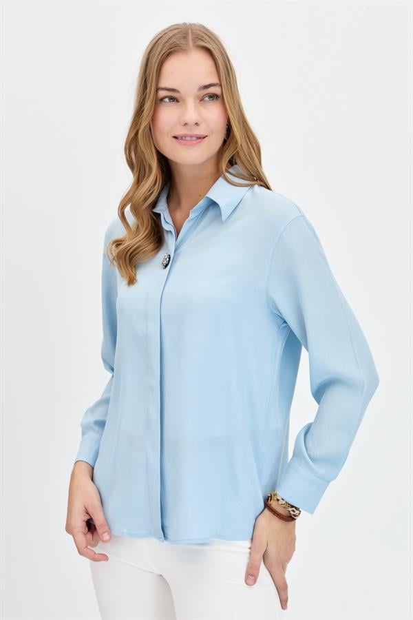 Женская рубашка с брошью спереди синяя