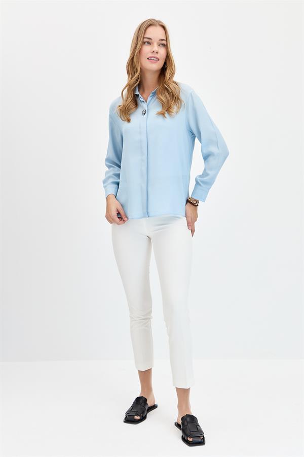 Женская рубашка с брошью спереди синяя