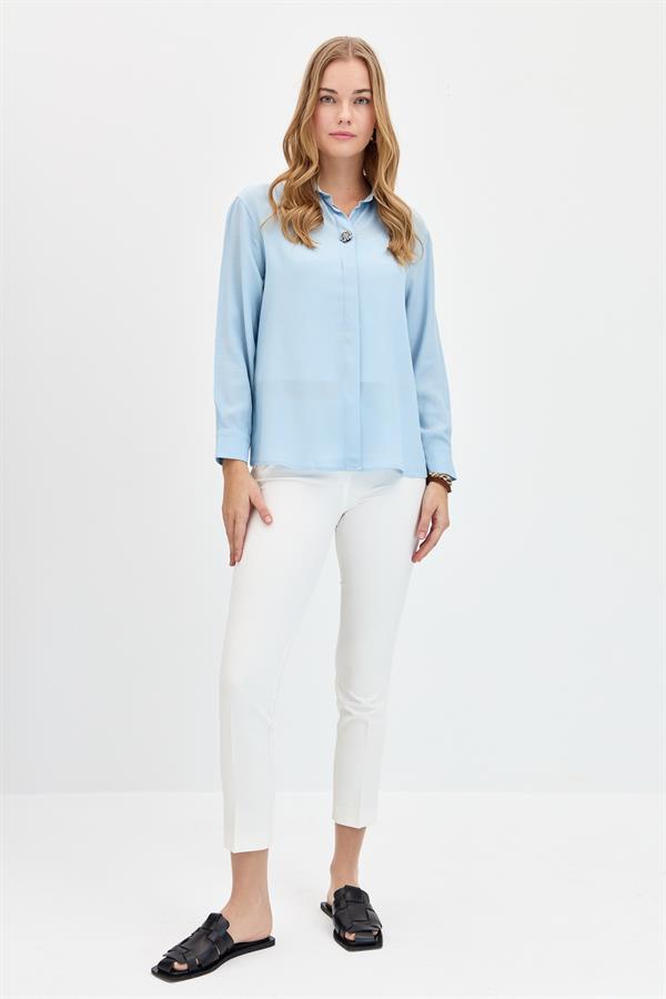 Женская рубашка с брошью спереди синяя