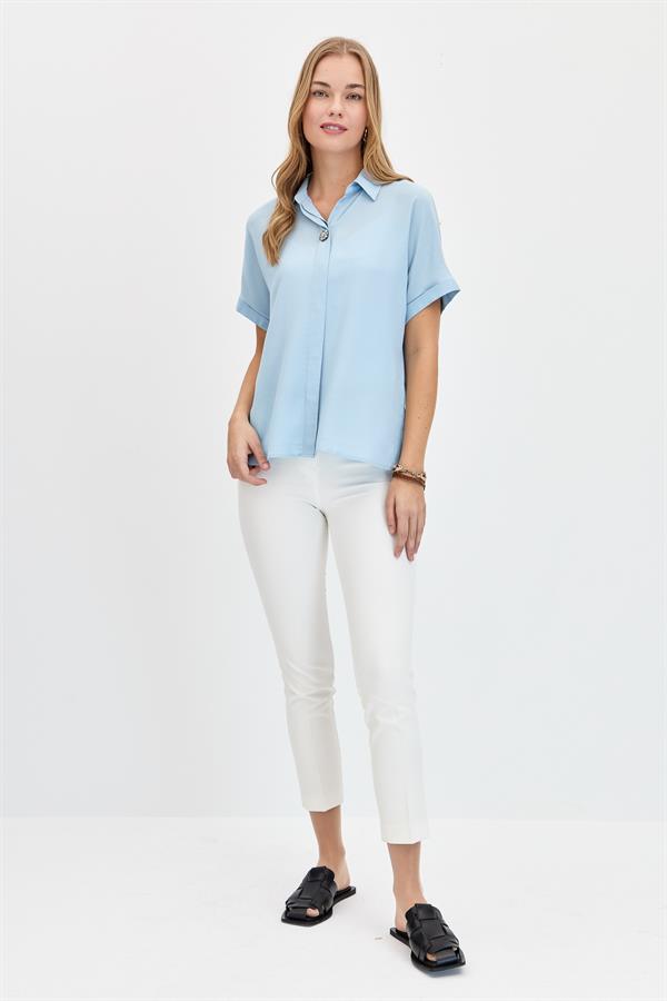 Женская рубашка с брошью спереди