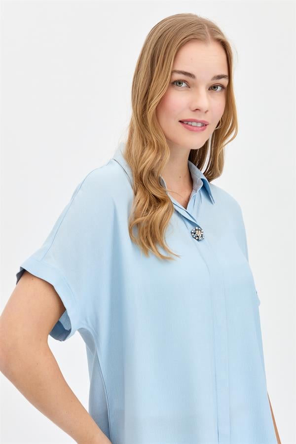 Женская рубашка с брошью спереди
