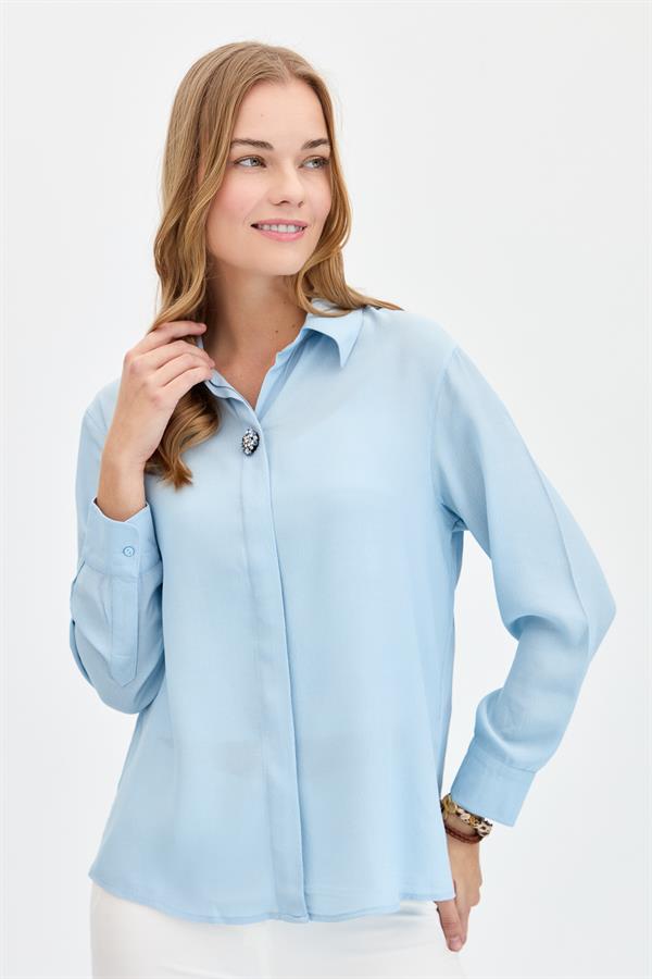 Женская рубашка с брошью спереди синяя