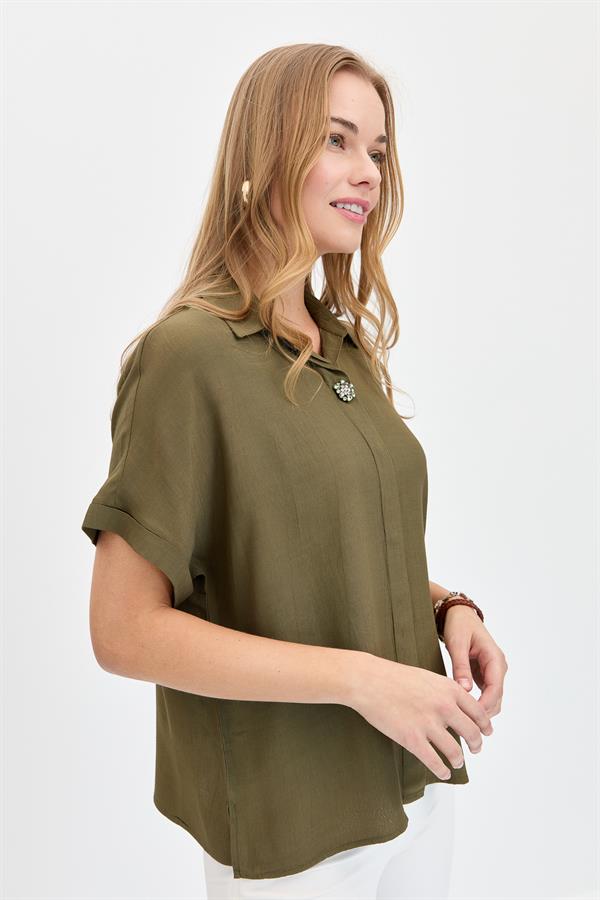 Женская рубашка с брошью спереди
