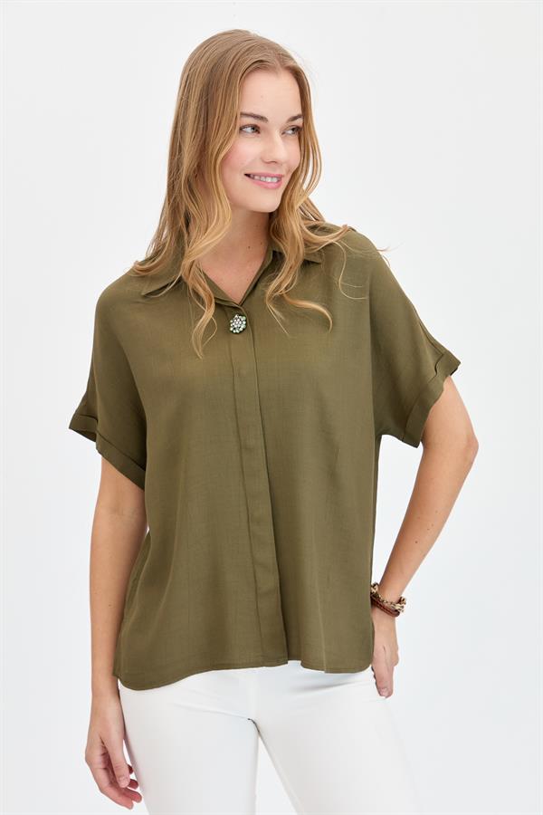 Женская рубашка с брошью спереди
