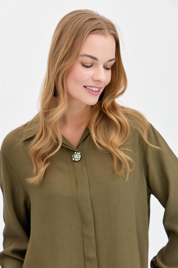 Женская рубашка с брошью спереди, цвет хаки