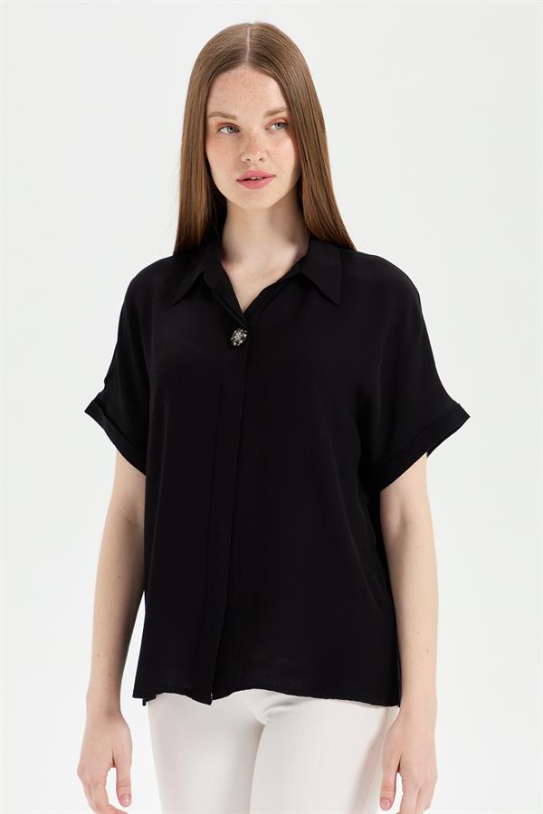 Женская рубашка с брошью спереди