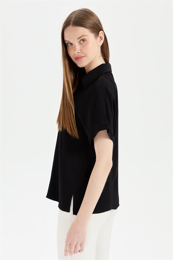 Женская рубашка с брошью спереди