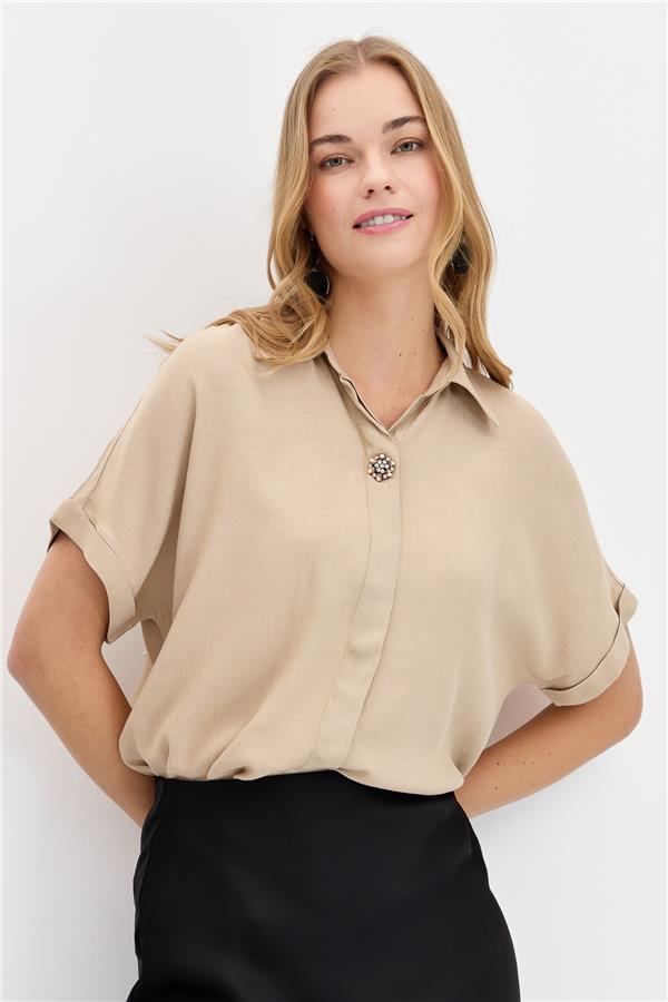 Женская рубашка с брошью спереди