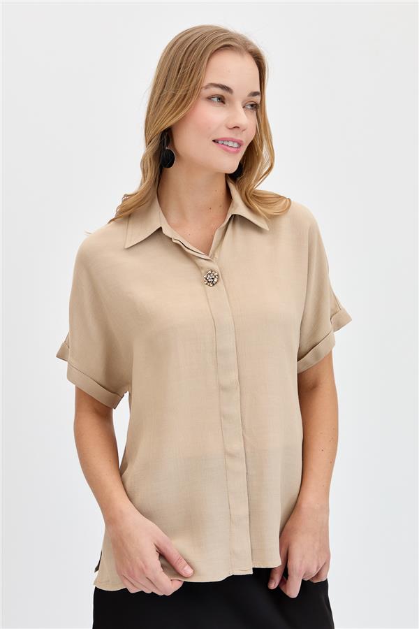 Женская рубашка с брошью спереди