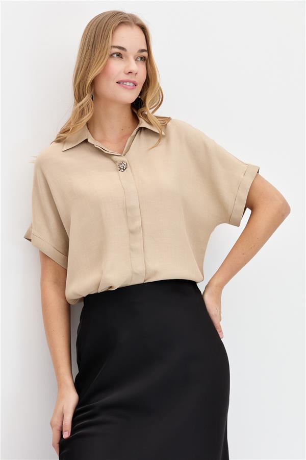 Женская рубашка с брошью спереди