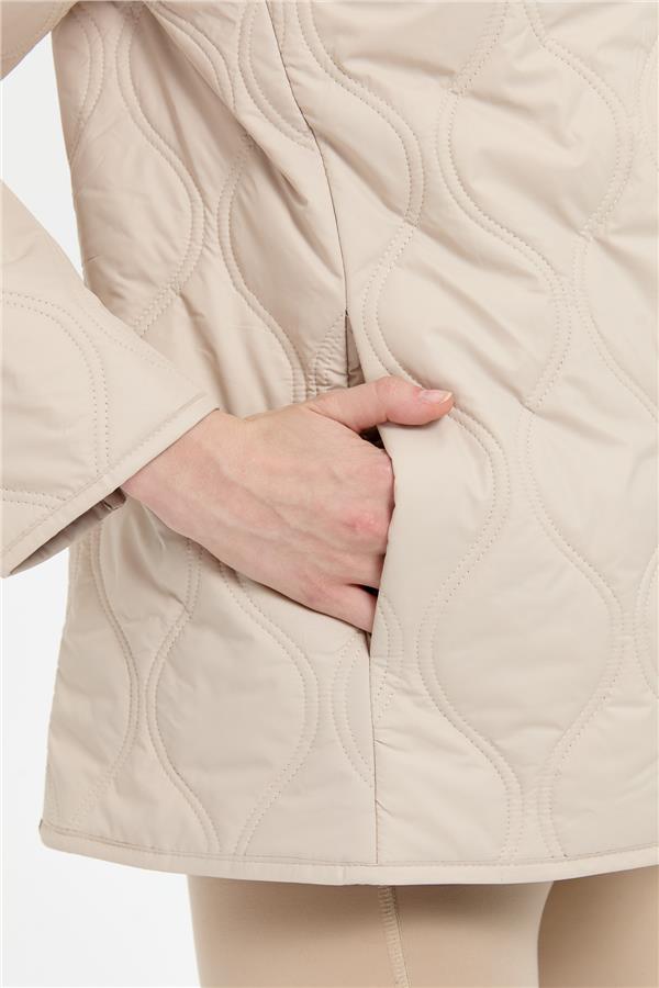 Kadın Önü Çıtçıtlı Soğan Desenli Kısa Kapitone Ceket Bej