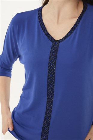 Женская хлопковая блуза со стразами и широким рукавом ярко синего цвета